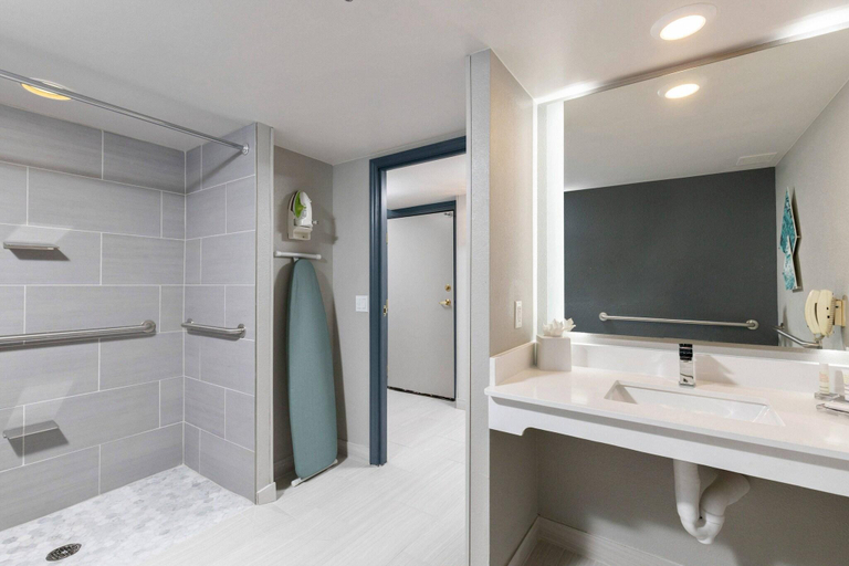 Bathroom 4, Marriott Anchorage Downtown, Anchorage