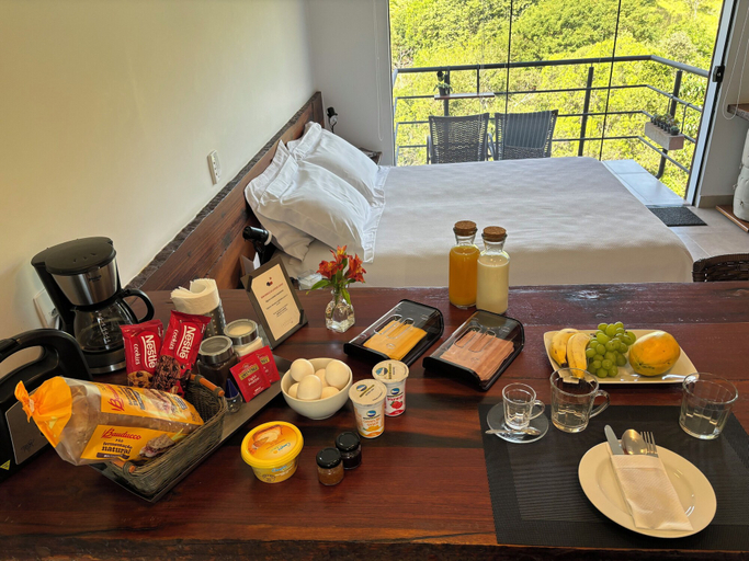 Food & Drinks 5, Latitude Lodge, Cunha