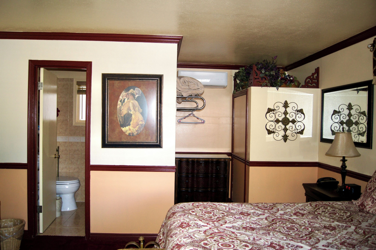 Bedroom 2, Flamingo Motel, Kootenai