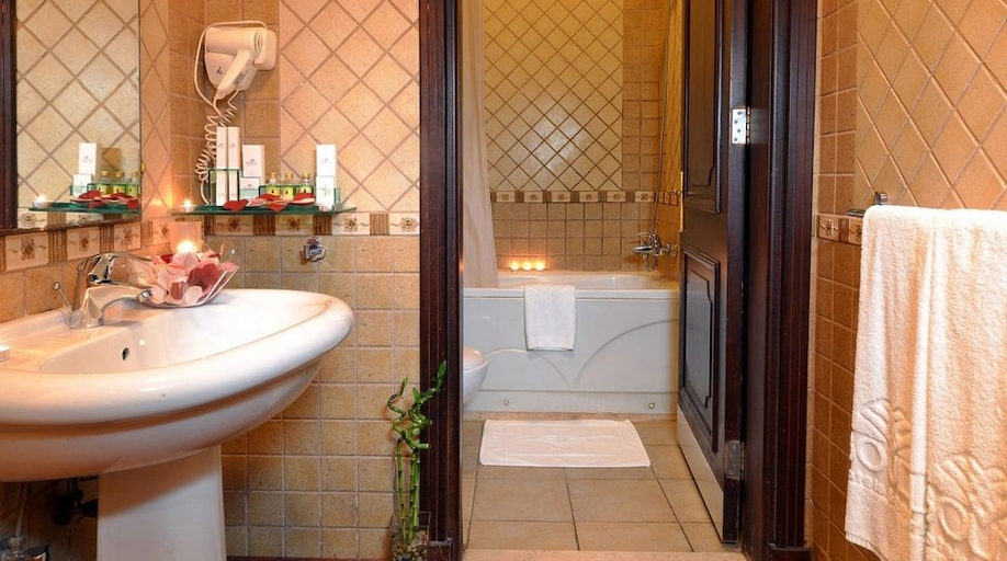 Bathroom 4, Boudl Heraa Suites, Jeddah