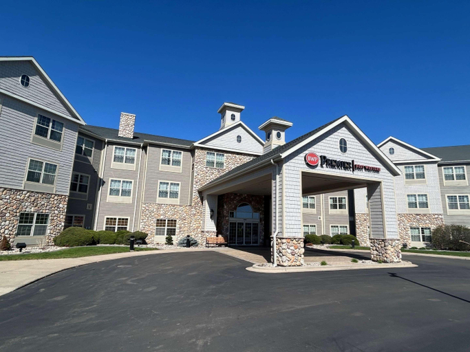 Exterior & Views 2, Best Western Premier Bridgewood Resort Hotel, Winnebago