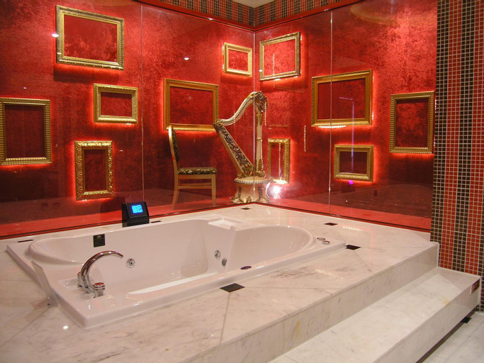 Bathroom 9
