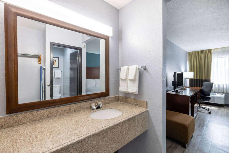 Bathroom 4, Travelodge by Wyndham Brooklyn Center, Hennepin