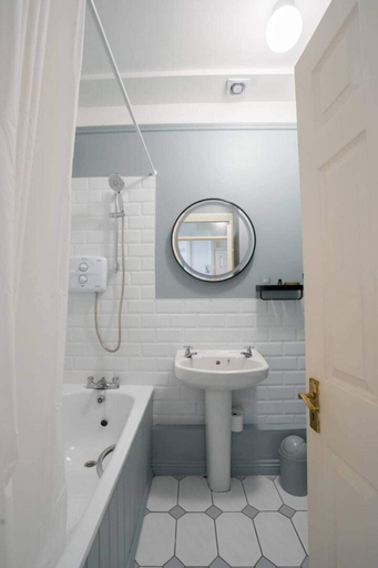Bathroom 2, Bright & Stylish 1BD Flat - Temple Bar, Dublin