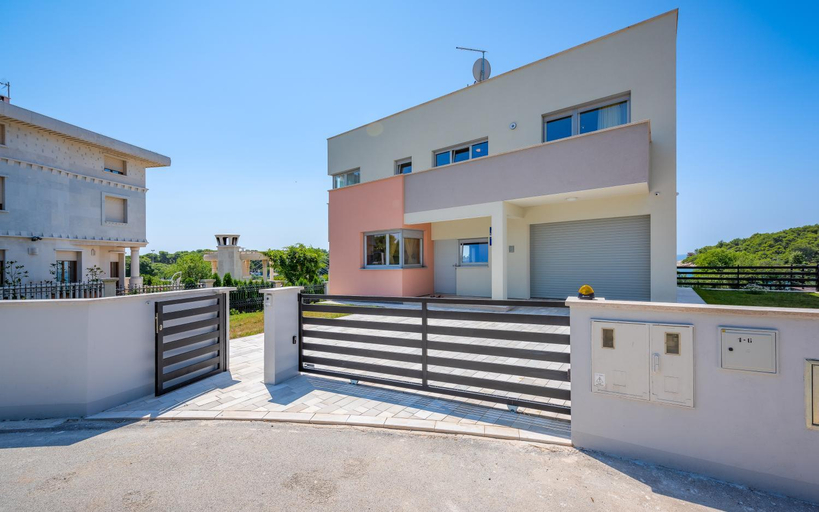Others 5, Villa Cedar, Pula