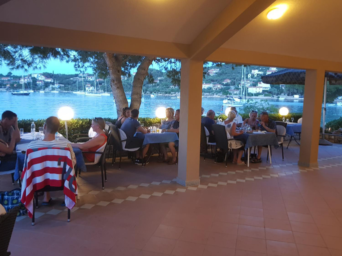 Food & Drinks 5, Paradise Punta , Šolta