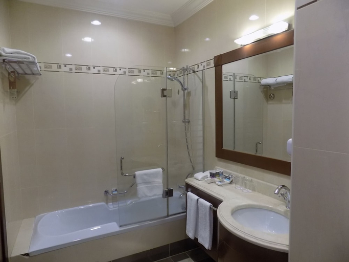 Bathroom 5, Corp Al Khobar Corniche Hotel, Al Khobar