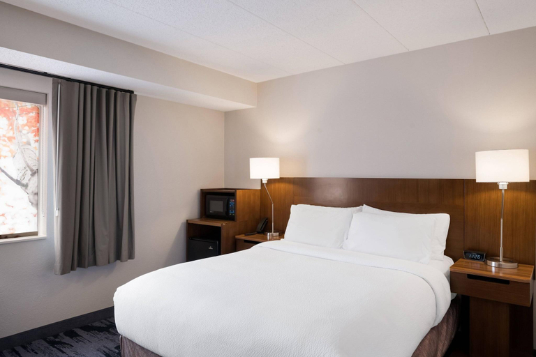 Bedroom 4, Fairfield Inn Amesbury, Essex