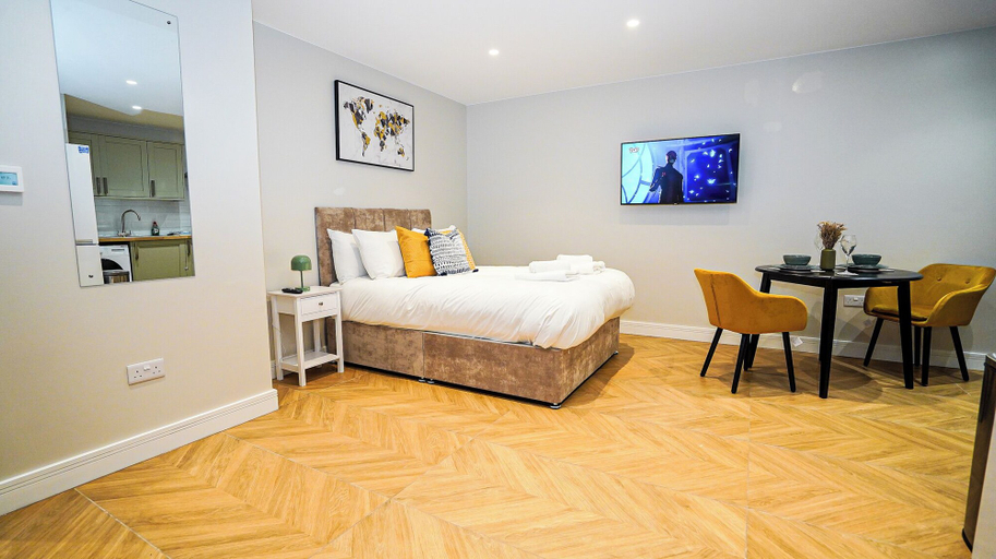Others 2, E2M Wisteria House Heathrow Free Parking, Slough