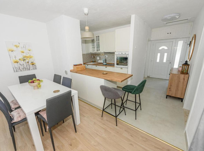 Others 5, Holiday House DM, Milna