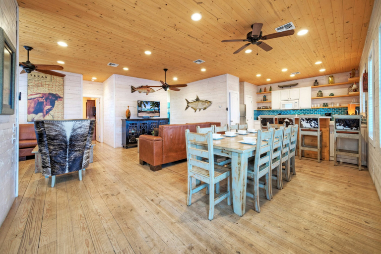 Food & Drinks 3, Captain Twig by Avantstay Getaway 3 Blocks From Beach, Nueces