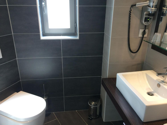 Bathroom 16