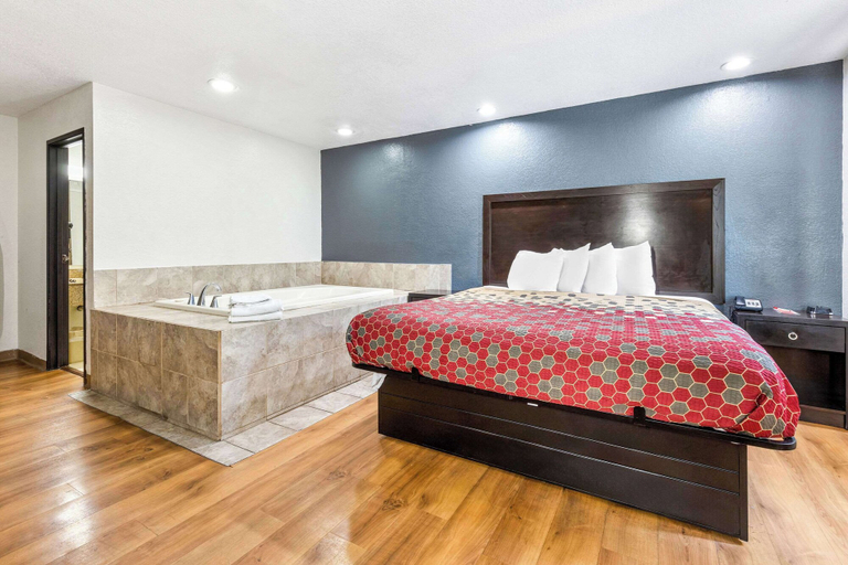 Bedroom 3, Econo Lodge Akron Copley Northwest, Summit
