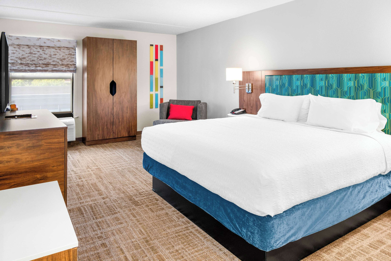 Bedroom 4, Hampton Inn Grand Rapids-North, Kent