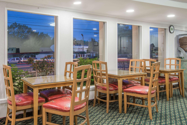 Food & Drinks, Super 8 By Wyndham W Yarmouth Hyannis/Cape Cod, Barnstable