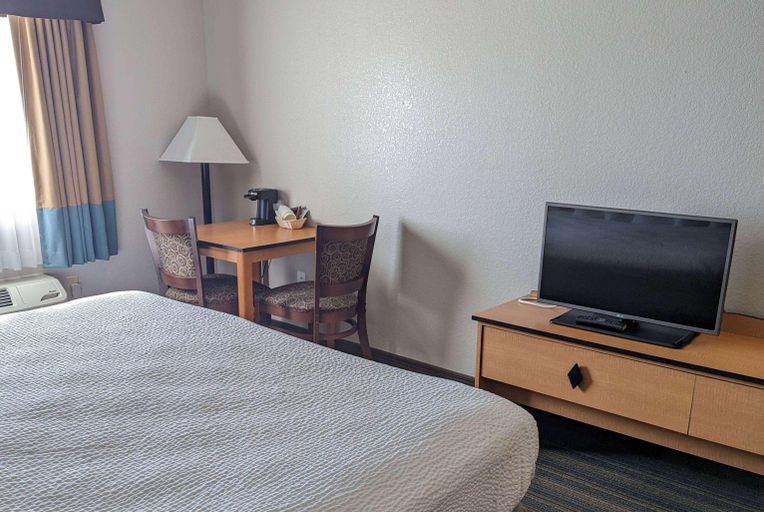 Bedroom 3, Days Inn & Suites by Wyndham Castle Rock, Douglas