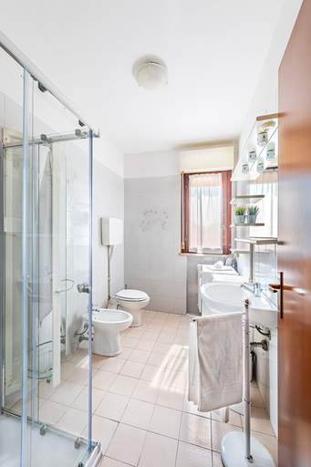Bathroom 4, Le Primule F6 con piscina by Wonderful Italy, Brescia