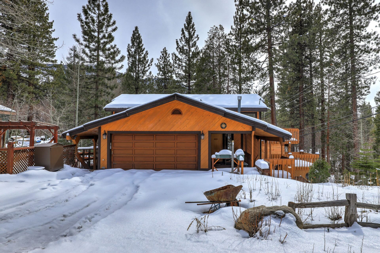 Tahoe Forest Chalet 3BR House w/ Mountain Views, Douglas