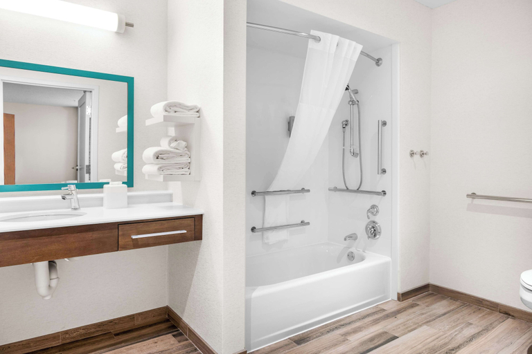 Bathroom 5, Hampton Inn Grand Rapids-North, Kent