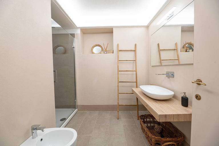 Shower 2, Villa Ondina, Livorno