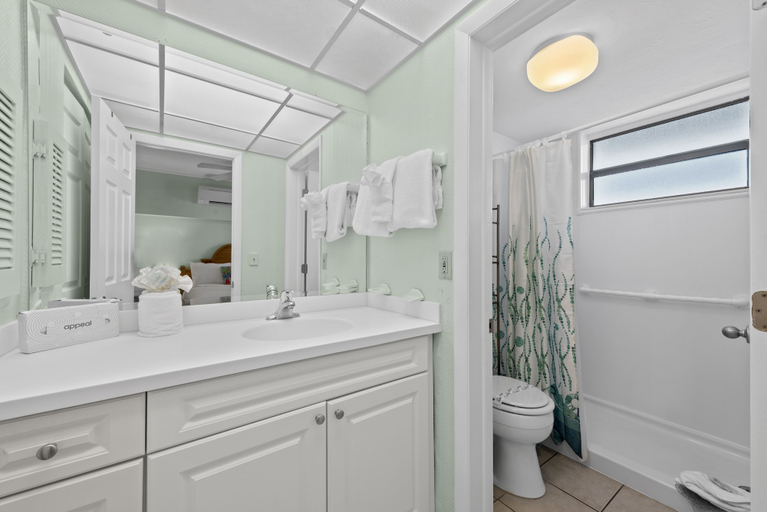 Bathroom 4, Caribbean Beach Club, Lee