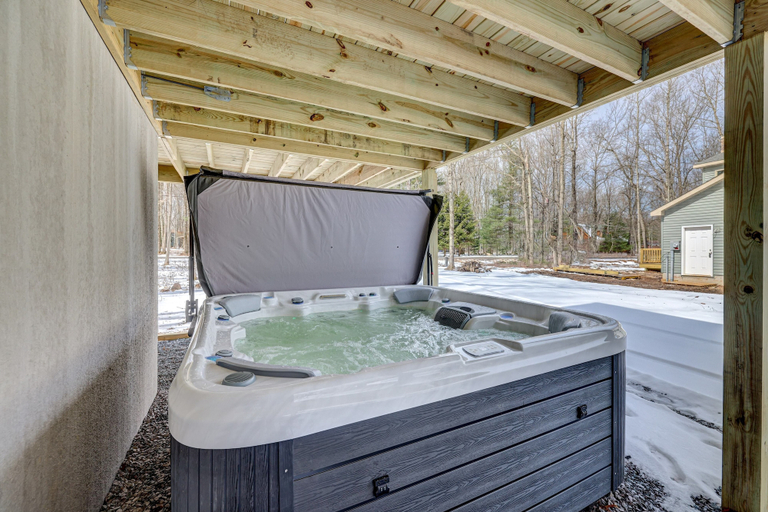Bathroom, Over the Top Lodge by Avantstay Hot Tub, Shared Pool, Beach/lake Access, Carbon