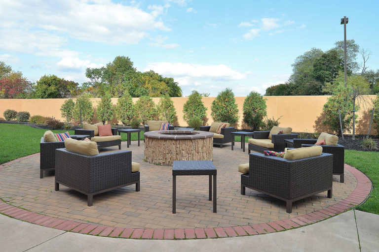 Food & Drinks 5, Courtyard Burlington Mt. Holly/Westampton, Burlington