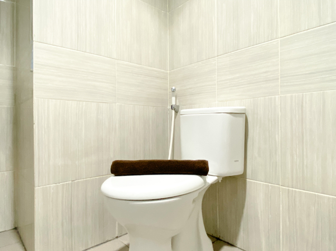 Bathroom 5, Modern Studio at Vasanta Innopark Apartment By Travelio, Cikarang
