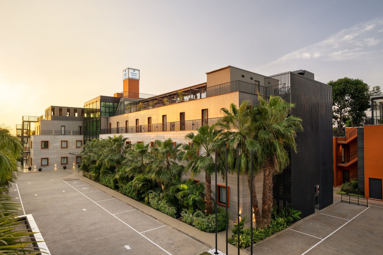 Exterior & Views
