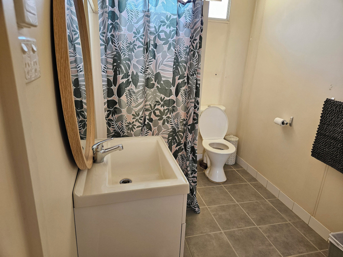 Bathroom, 4B Kambalda Apartment, Coolgardie