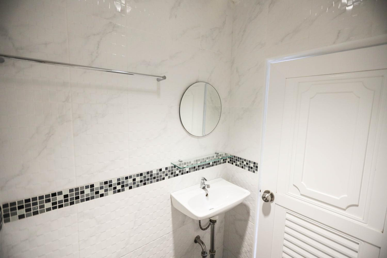 Bathroom 1, Wang Lang Hostel, Bangkok Noi