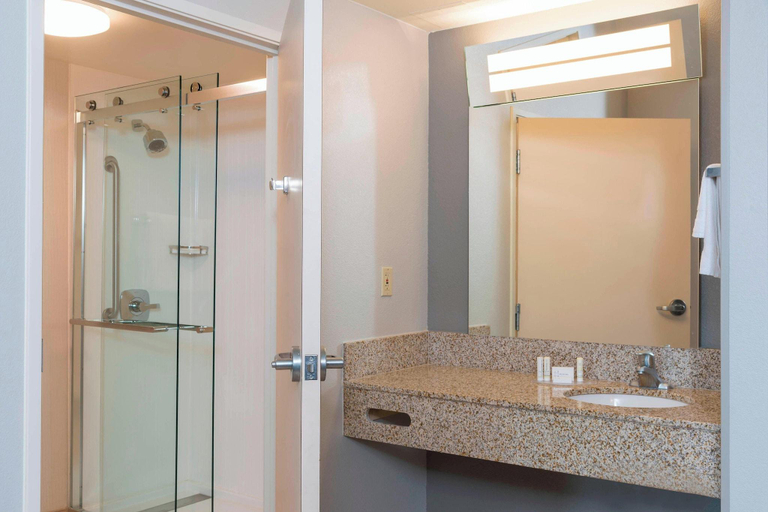 Bathroom 4, Courtyard By Marriott Louisville Downtown, Jefferson