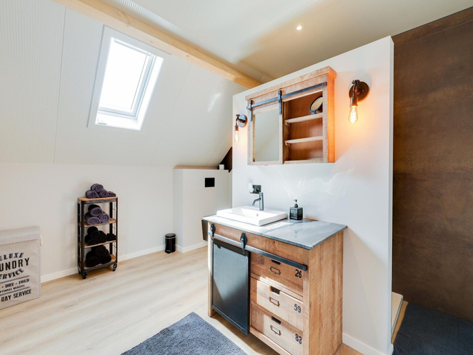 Bathroom 5, Lush Holiday Home in Limburg With Jacuzzi, Limburg