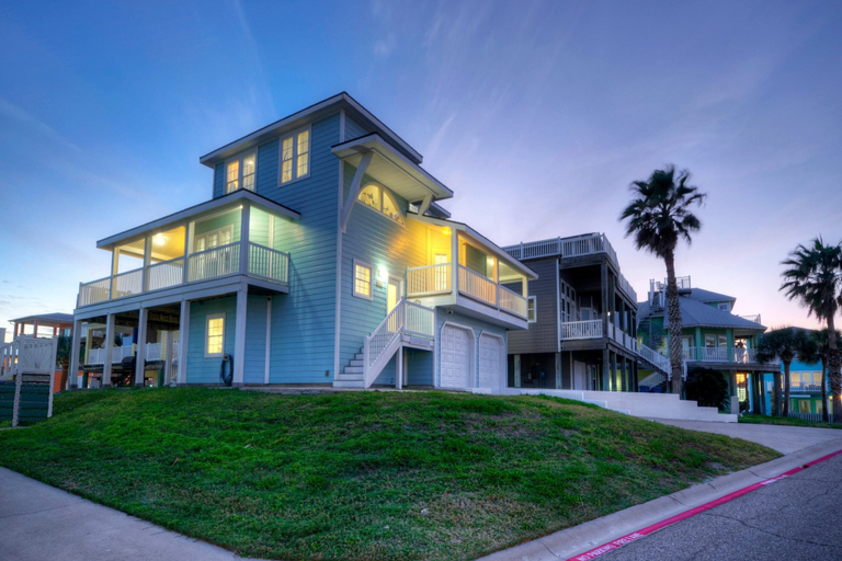 Exterior & Views