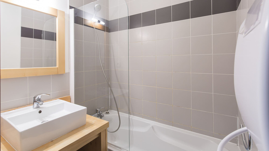 Bathroom 3, Vacancéole - Les Jardins de Balnéa, Hautes-Pyrénées