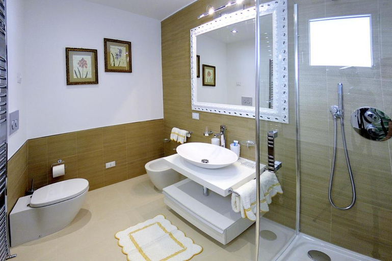 Bathroom 4, Villa Onofria, Brescia