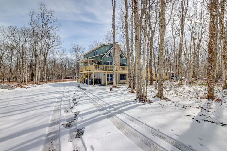 Exterior & Views 2, Over the Top Lodge by Avantstay Hot Tub, Shared Pool, Beach/lake Access, Carbon
