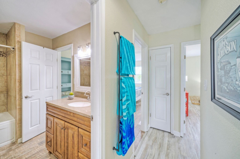 Bathroom 3, Surfin Dog by Avantstay Coastal Escape w/ Yard!, Nueces