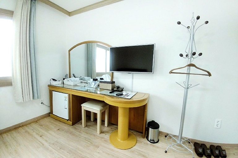 Bedroom 1, Jeju Top Island Hotel, Jeju