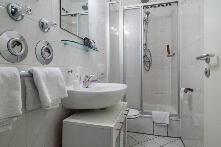 Bathroom 2, Mainhatten Apartment, Frankfurt am Main