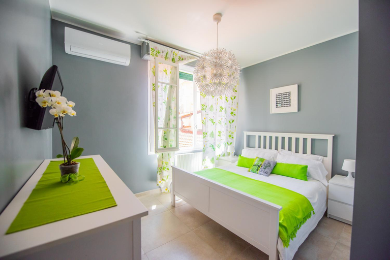 Others 4, Beach apartment in the center, Imperia