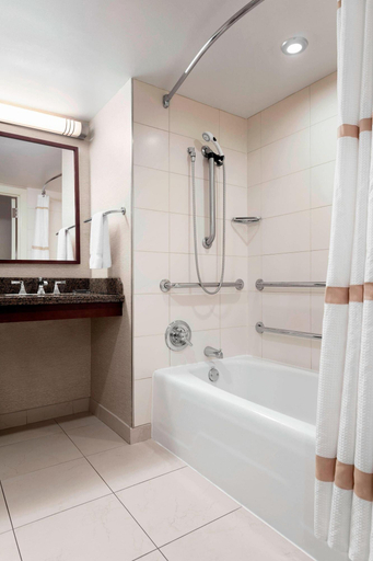 Bathroom 4, Marriott Cleveland Downtown at Key Tower, Cuyahoga
