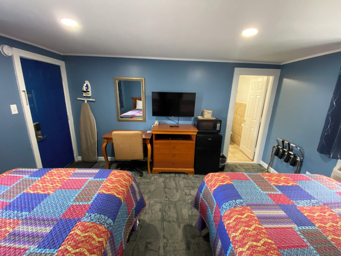 Bedroom 4, Royal Inn Claremont, Sullivan