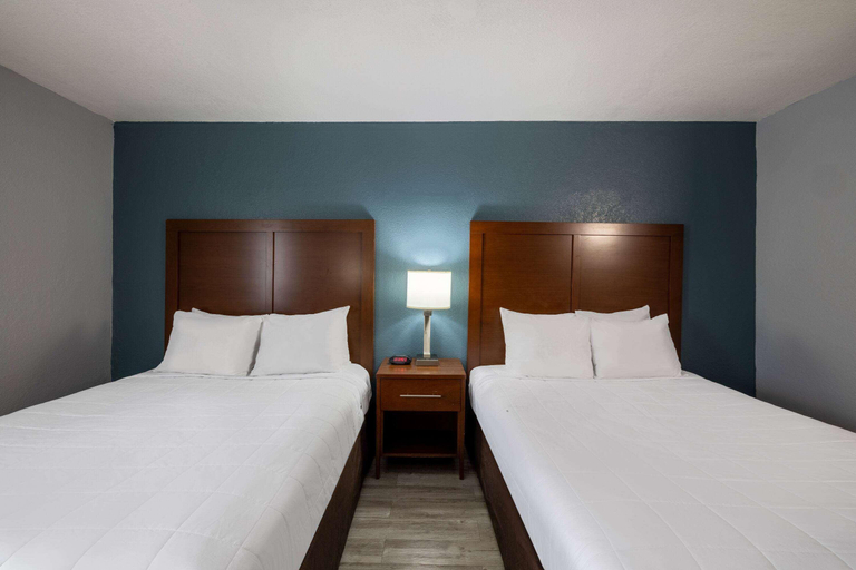 Bedroom 3, Travelodge by Wyndham Brooklyn Center, Hennepin