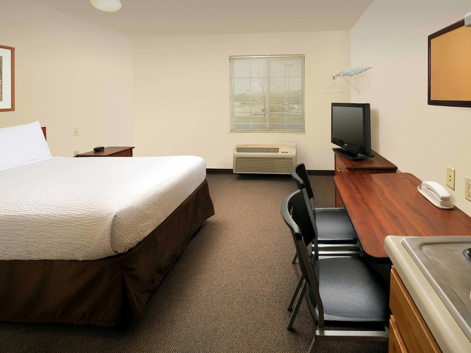 Bedroom 2, WoodSpring Suites Des Moines Pleasant Hill, Polk