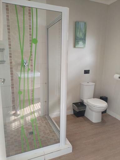Bathroom 5, My Pond Hotel, Cacadu