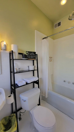 Bathroom 4, The Kings Throne Inn and Guest House, Lucas
