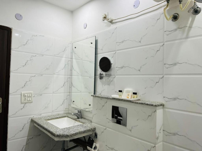 Bathroom 3, Hotel Whistling Greens, Moga