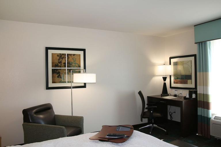 Bedroom 3, Hampton Inn Anderson/Alliance Business Park, Anderson