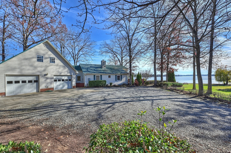 Exterior & Views, Bear Creek Lodge by Avantstay Lakefront + Dock, Mecklenburg